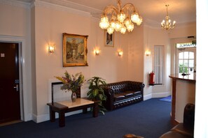 Lobby sitting area - Park Hotel (Ilford)