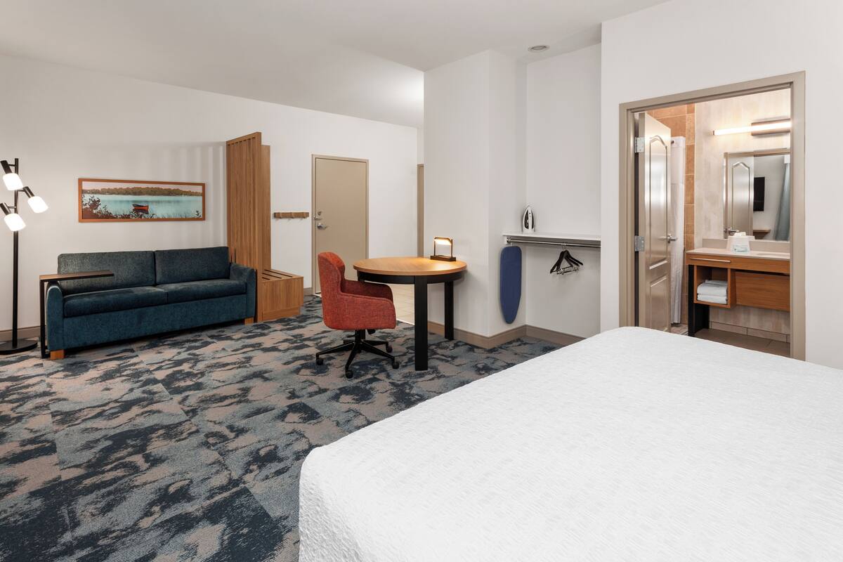 Quarto, 1 cama King, acessível | Escrivaninha, ferros/tábuas de passar roupa, Wi-Fi de cortesia