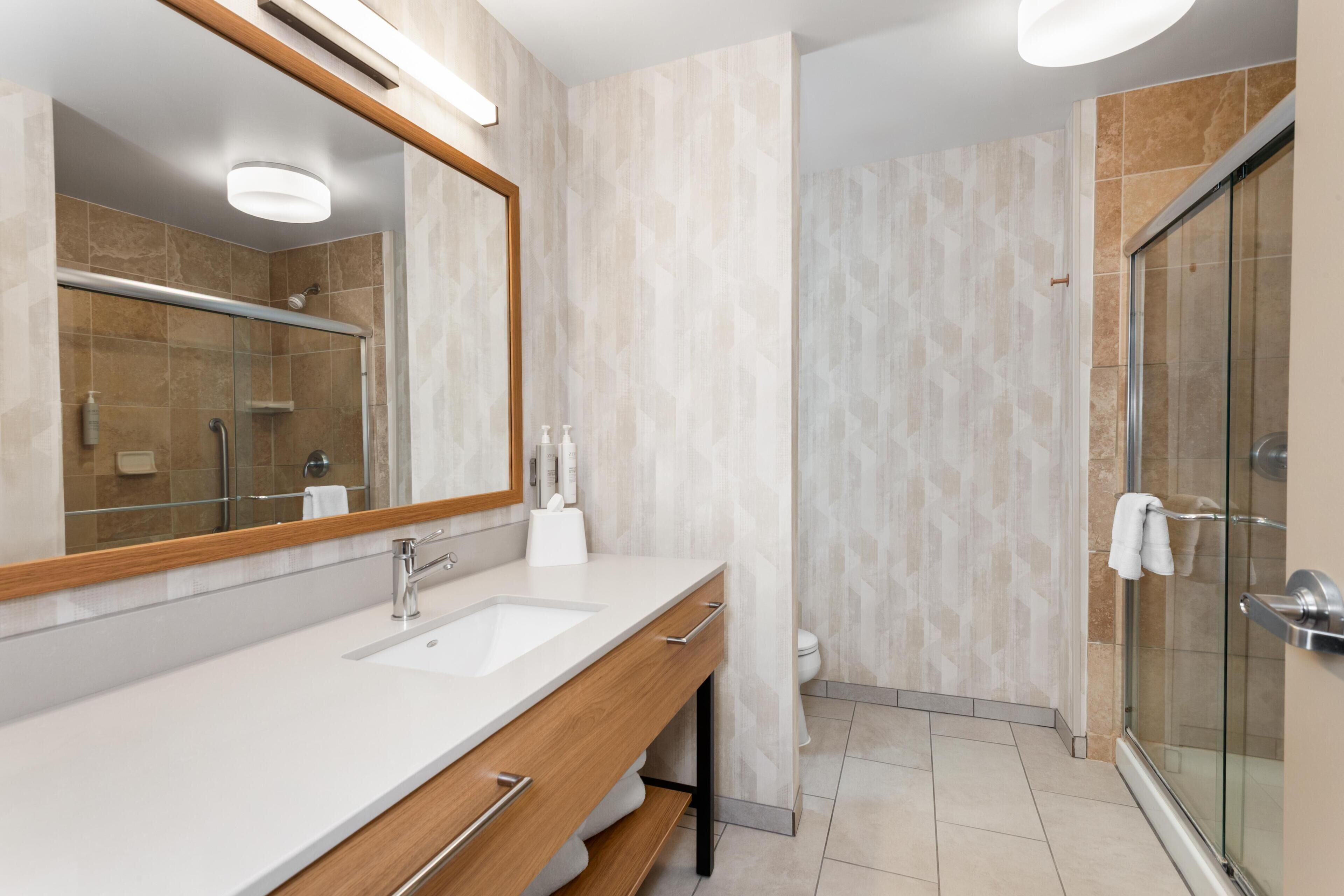 Room, 1 King Bed, Non Smoking | Bathroom | Free toiletries, hair dryer, towels