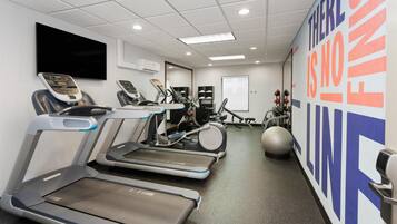 Ett gym med löpband, crosstrainers och en motionscykel.