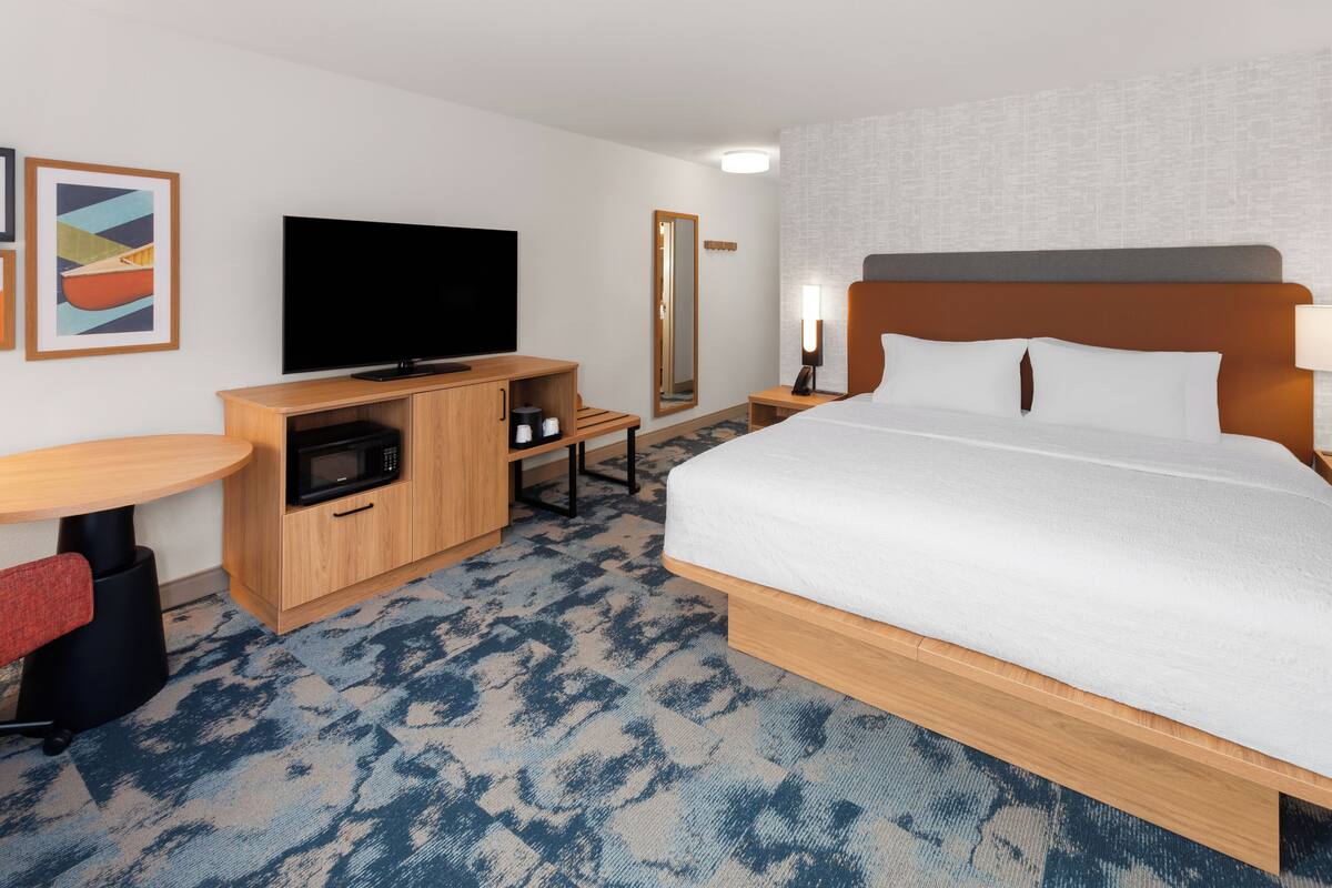 Quarto, 1 cama King, para não fumantes | Escrivaninha, ferros/tábuas de passar roupa, Wi-Fi de cortesia