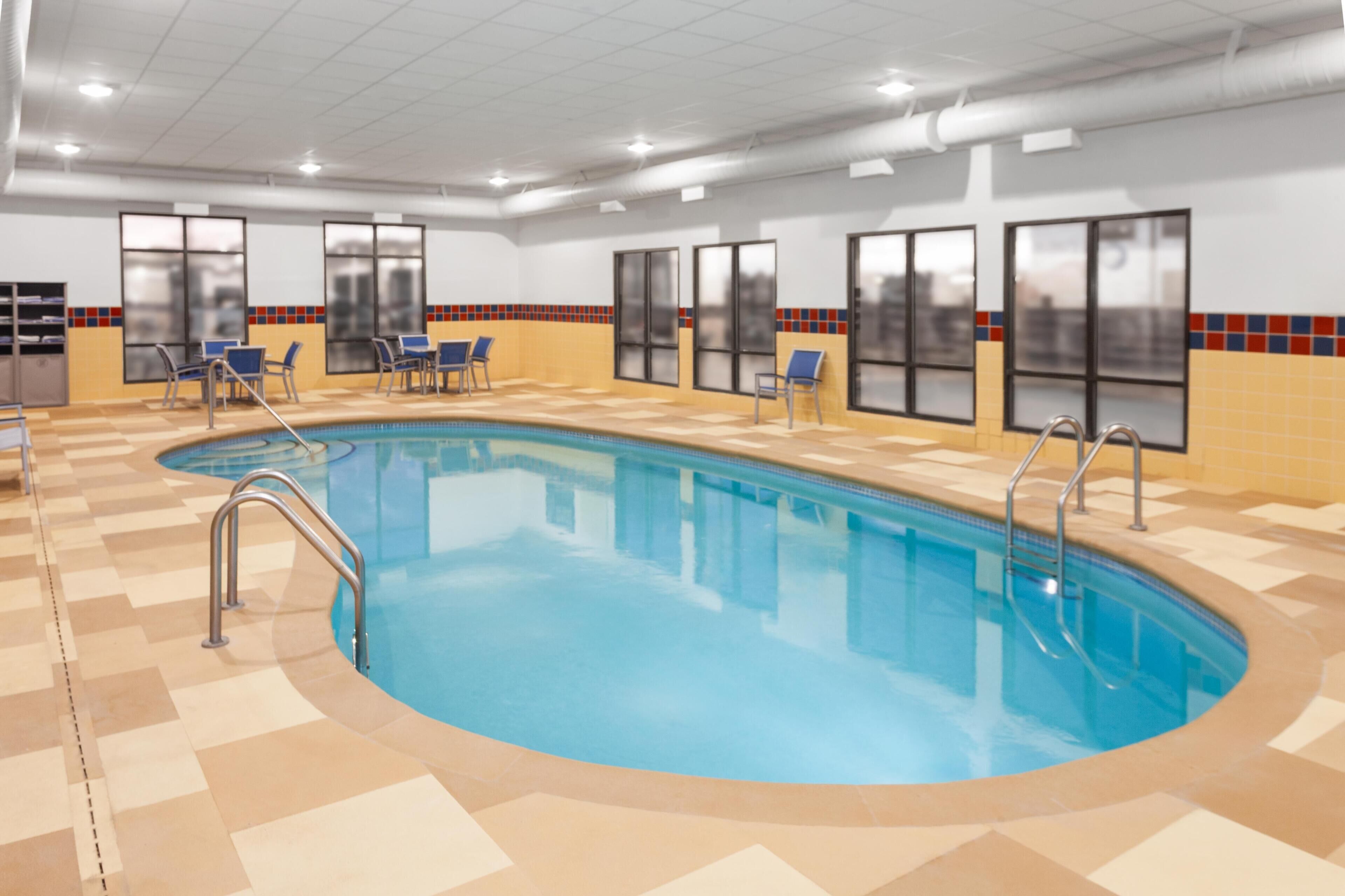 Piscine intérieure, accès possible de 6 h à 22 h, chaises longues
