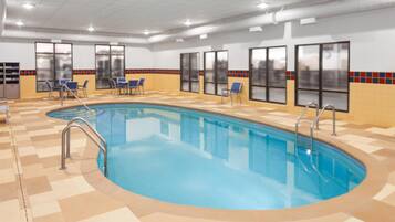 Piscine intérieure, accès possible de 6 h à 22 h, chaises longues