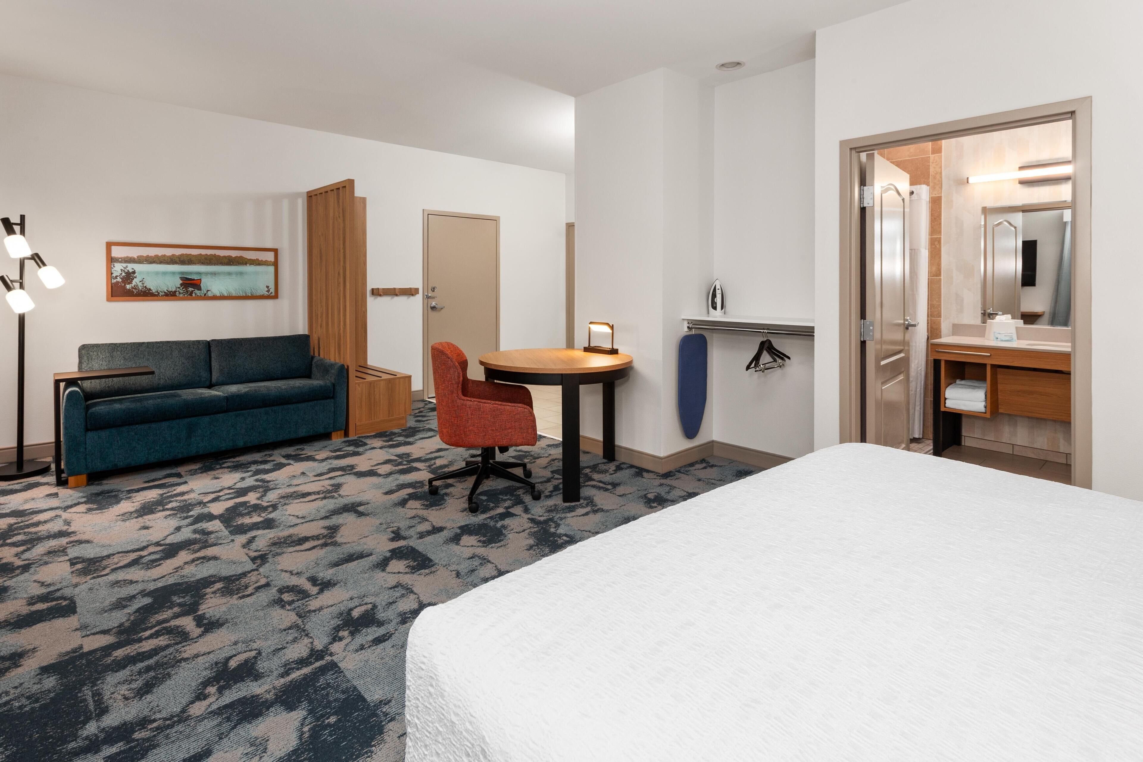 Suite, 1 kingsize-seng, tilgjengelighetstilpasset, ikke-røyk | Oppholdsområde | En 55-tommers Flatskjerm-TV med Parabol-TV