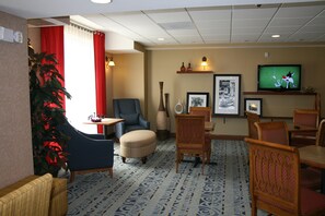 Lobby sitting area - Hampton Inn & Suites Pittsburg, CA (Pittsburg)