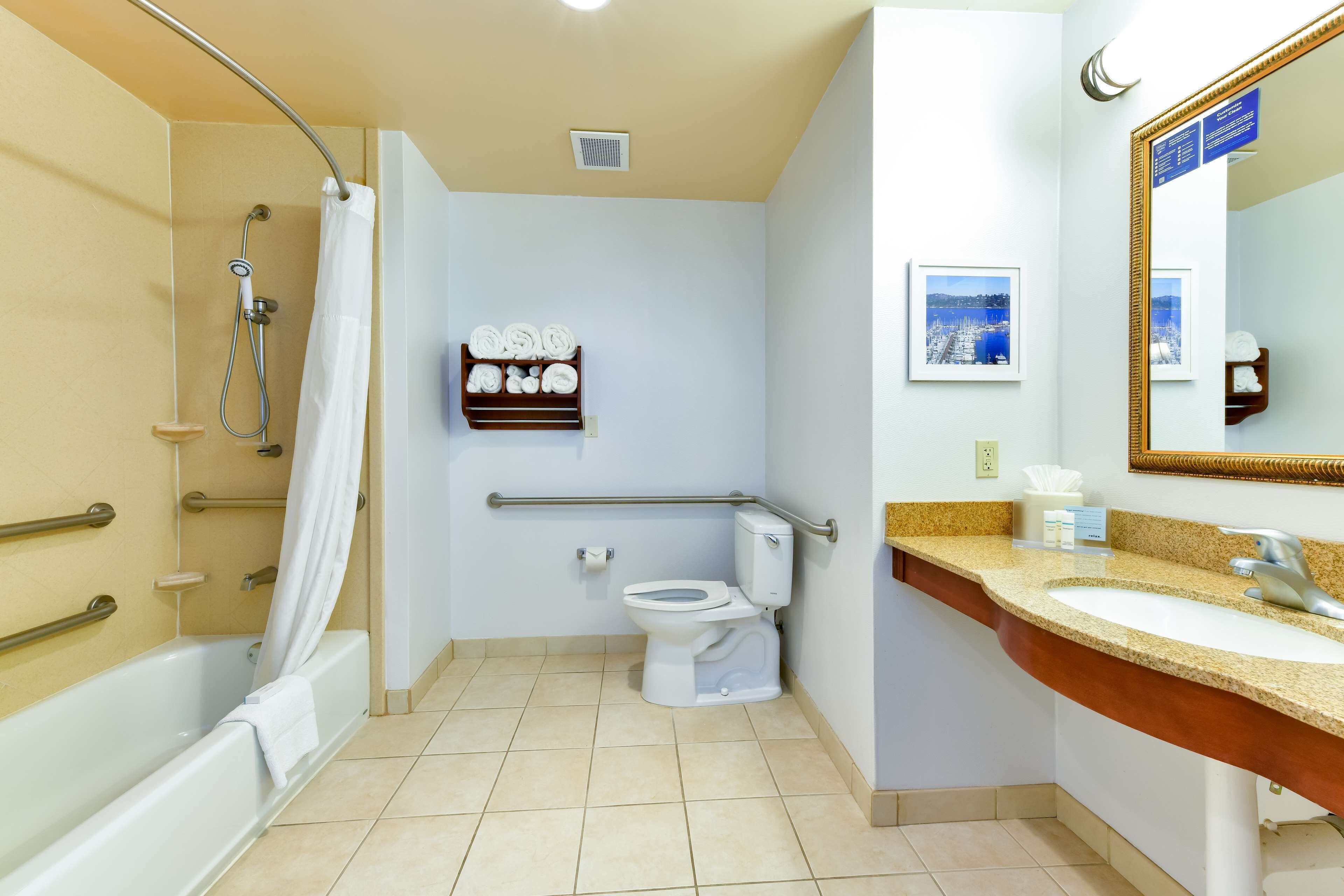 Un baño con bañera, inodoro y lavamanos.