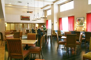 Free daily buffet breakfast - Hampton Inn & Suites Pittsburg, CA (Pittsburg)