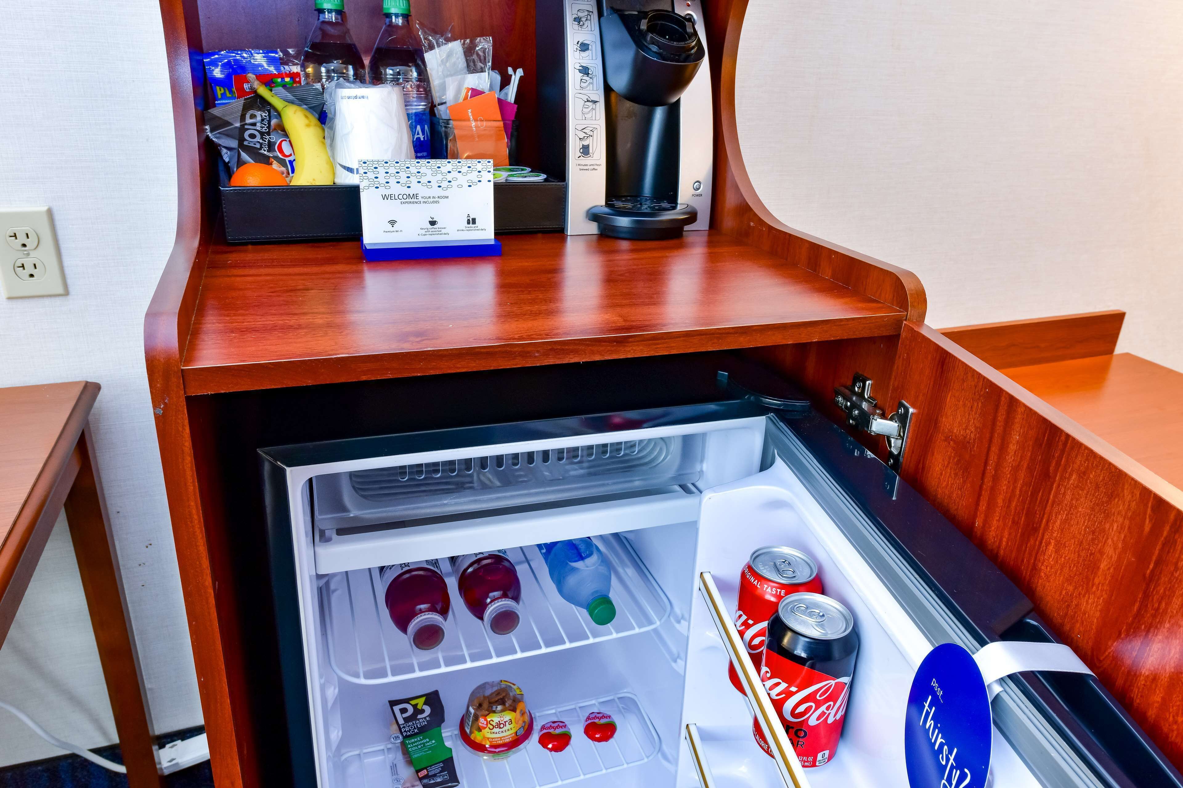 room, 1 king bed, non smoking (drinks & snacks) | in-room safe, desk, blackout curtains, iron/ironing board