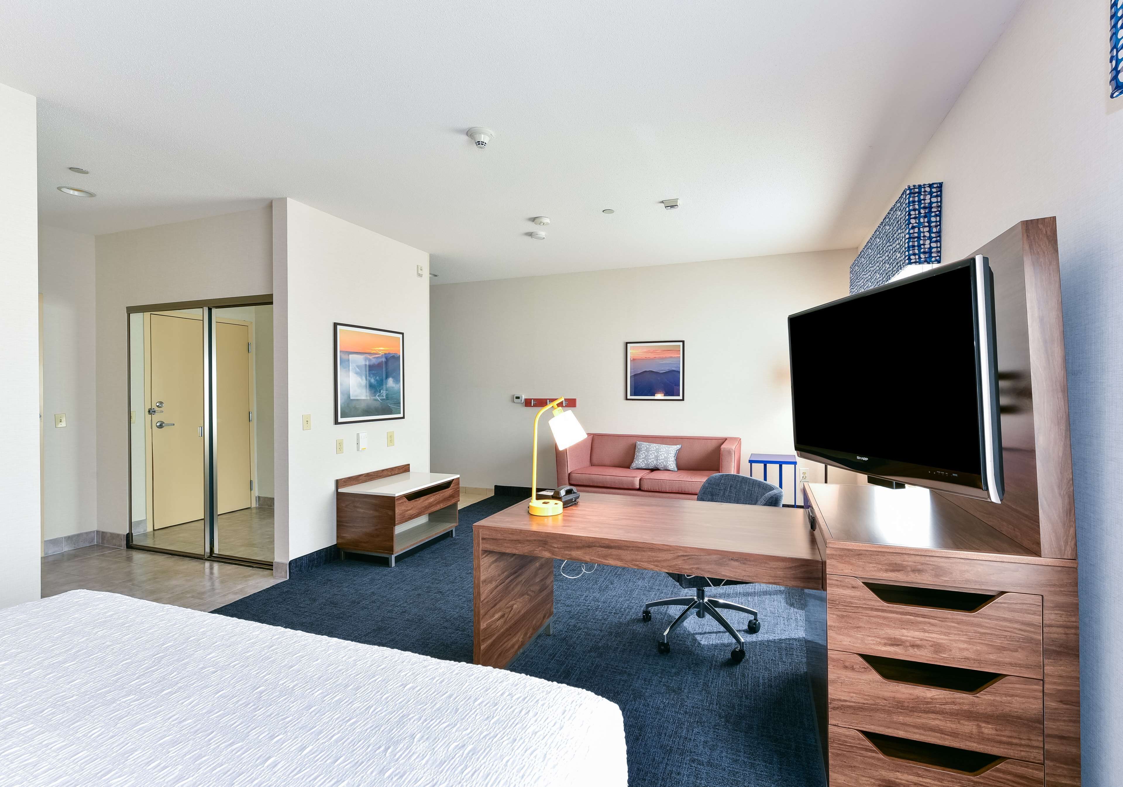 one king bed, non-smoking, accessible | in-room safe, desk, blackout curtains, iron/ironing board