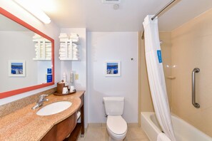 Chambre non-fum., 2 grands lits | Salle de bain | Articles de toilette (gratuits), séchoir à cheveux, serviettes fournies