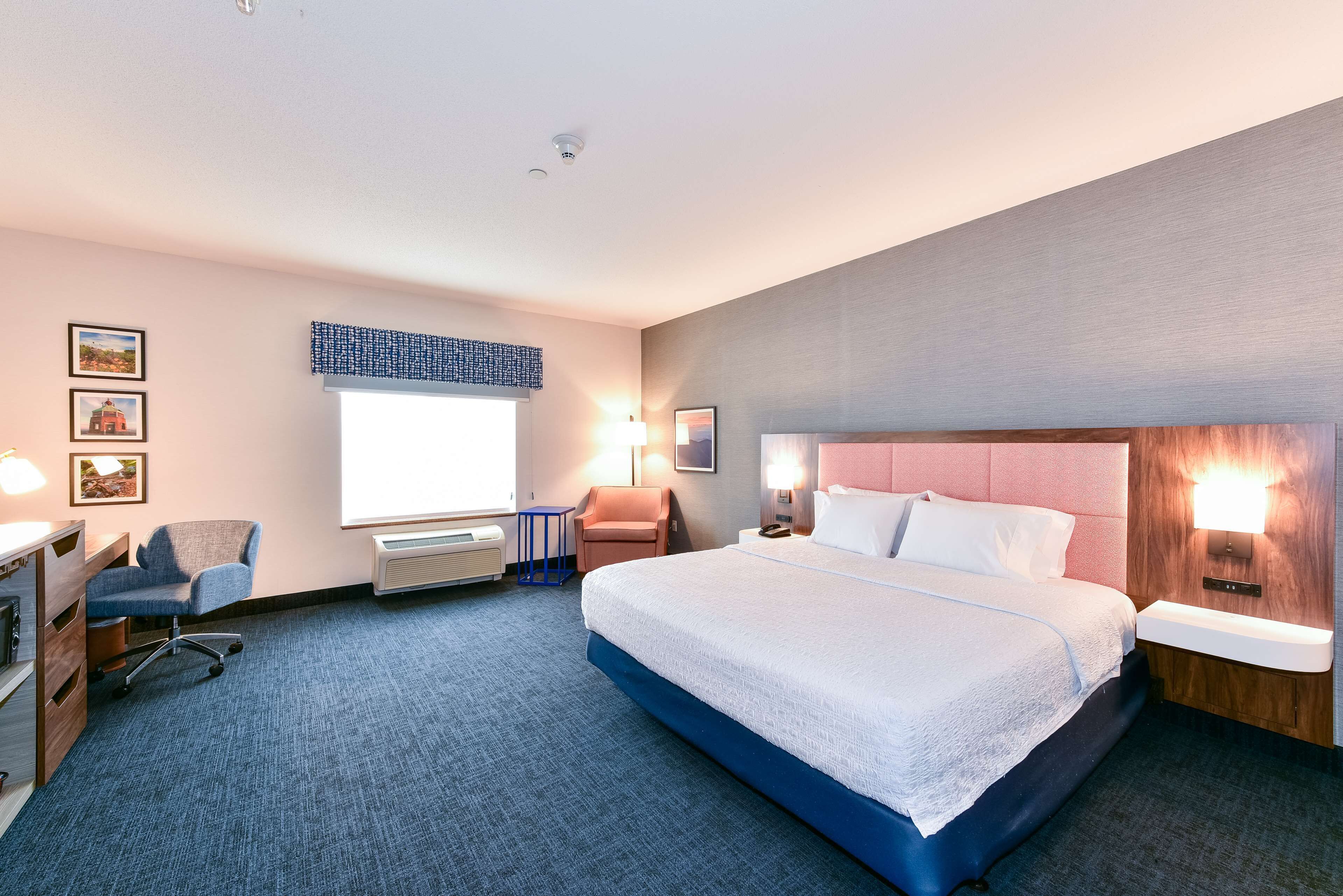 1 kingsize bed, niet-roken, Toegankelijk voor gehandicapten | Een kluis op de kamer, een bureau, verduisterende gordijnen