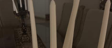 Una mesa con candelabro y velas.
