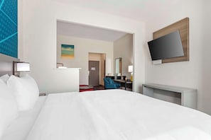 Suíte, 1 cama King e sofá-cama, acessível, para não fumantes | Roupas de cama premium, edredons de pluma, camas Select Comfort