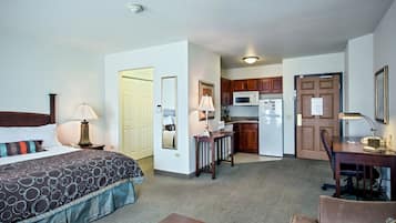 Studio Suite, 1 King Bed, Kitchen | Desk, laptop workspace, iron/ironing board, free cribs/infant beds