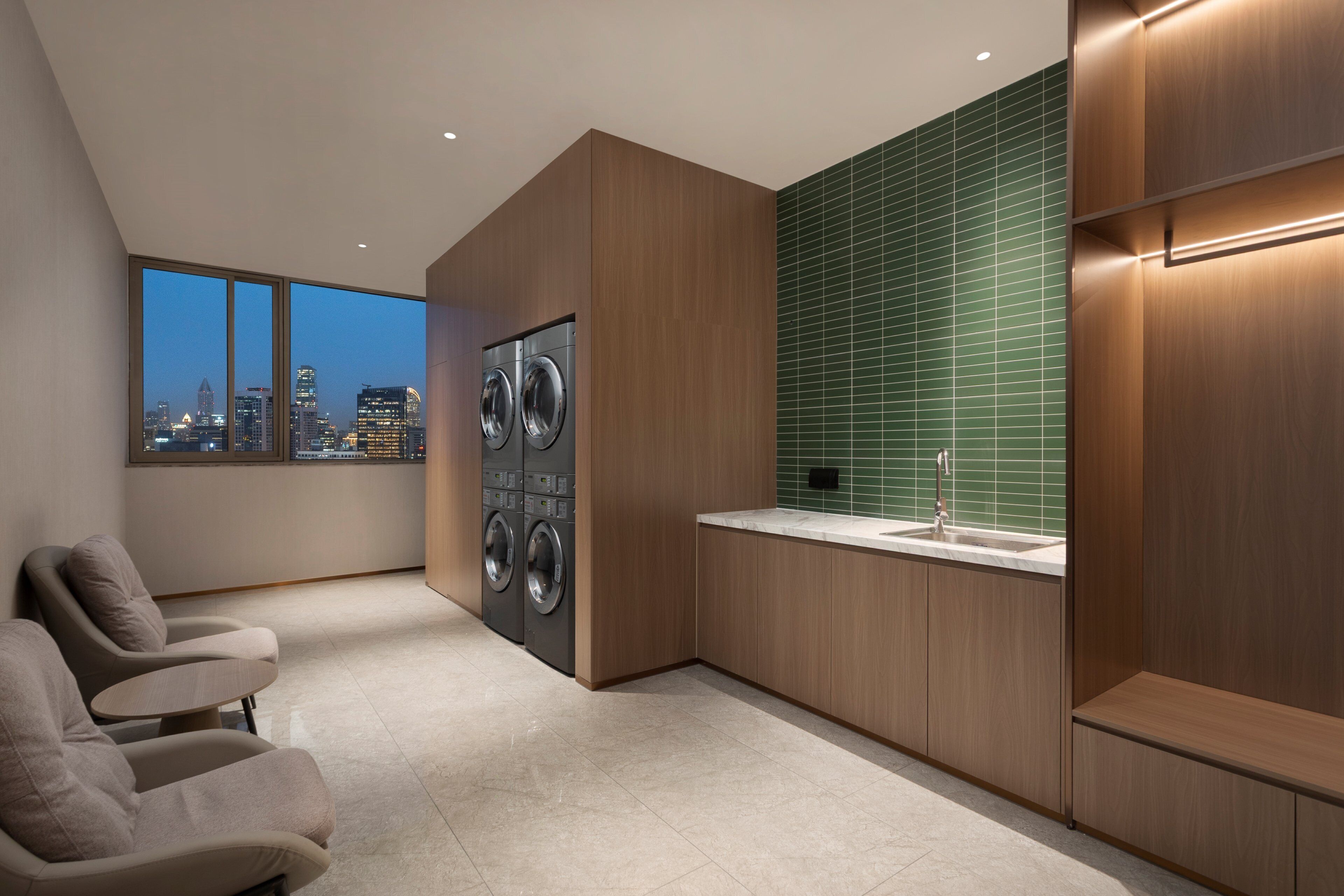 Photo - Holiday Inn Shanghai Jing'an-Shanghai Railway Station Hub Free Laundry Panoramic Gym