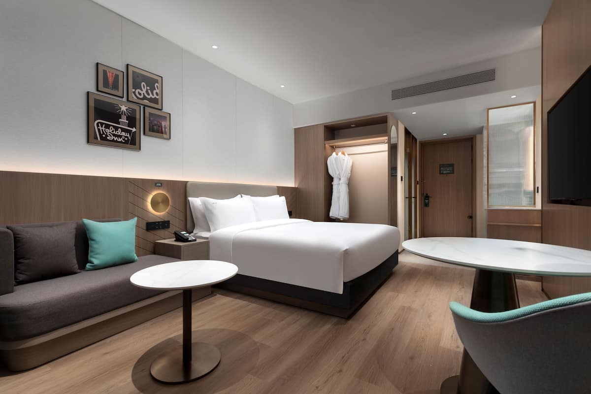 Standard Room | Down comforters, minibar, in-room safe, desk