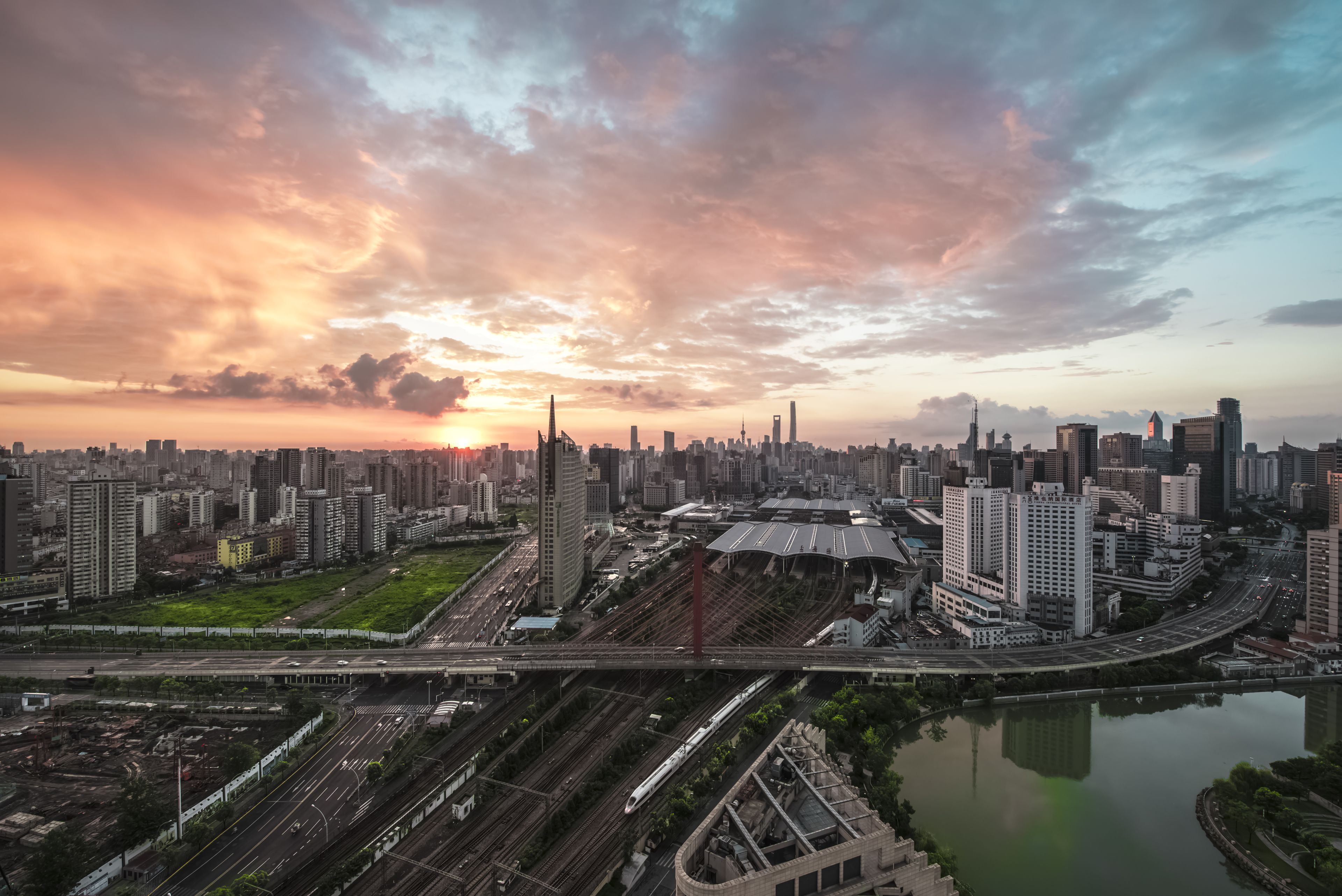 Photo - Holiday Inn Shanghai Jing'an-Shanghai Railway Station Hub Free Laundry Panoramic Gym