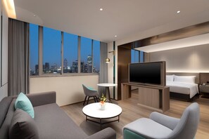 Untuvapeitot, minibaari, tallelokero huoneessa, työpöytä