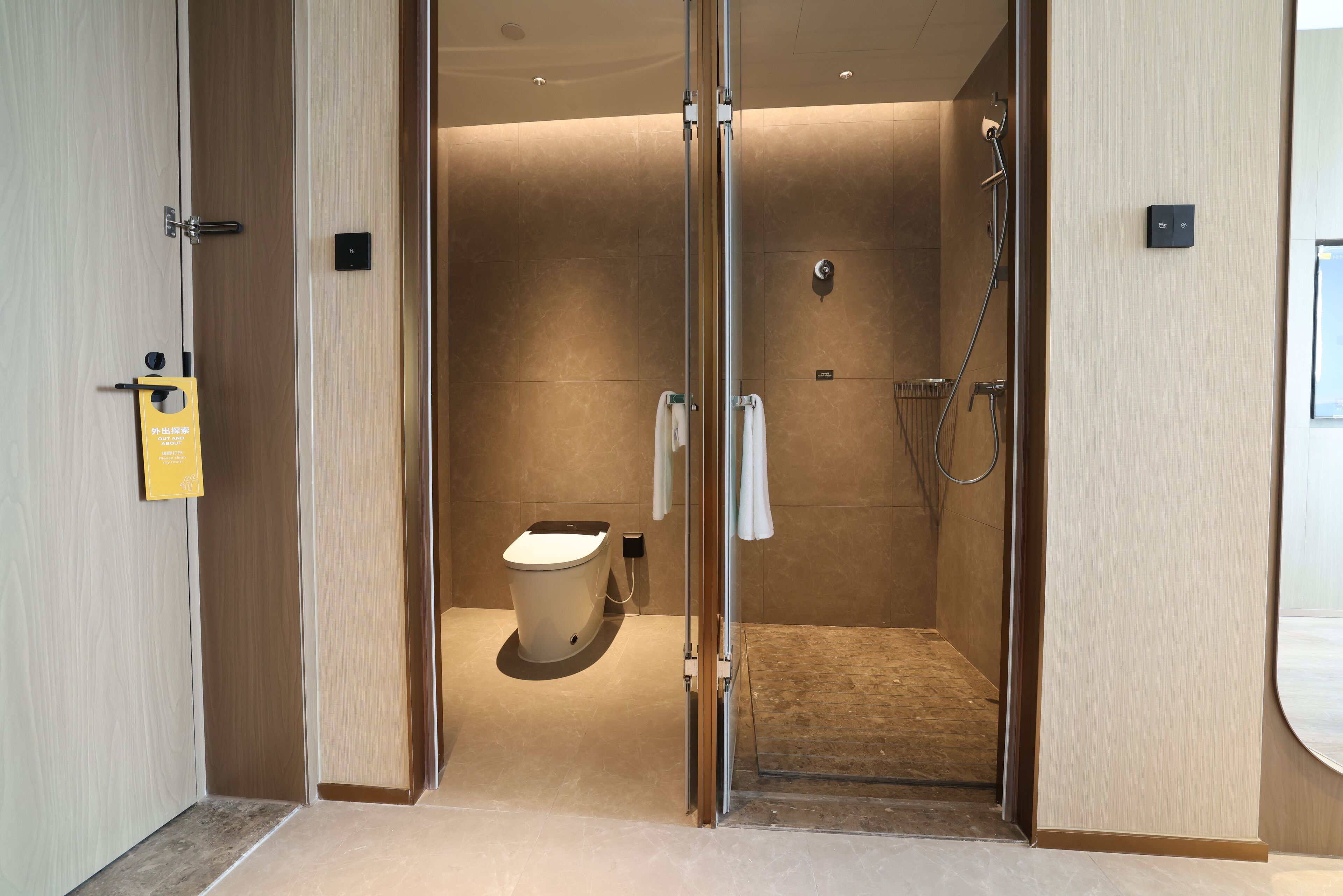 Photo - Holiday Inn Shanghai Jing'an-Shanghai Railway Station Hub Free Laundry Panoramic Gym