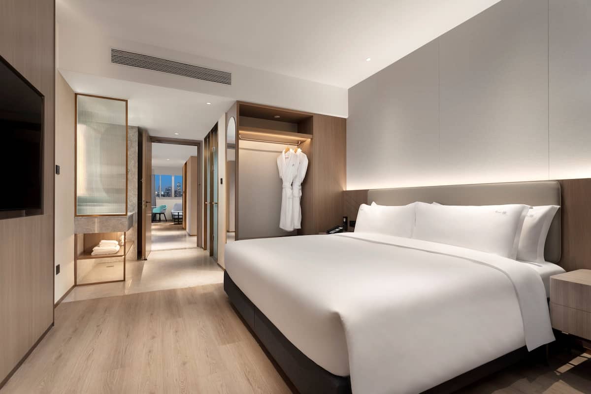 Suite, 1 Bedroom | Down comforters, minibar, in-room safe, desk