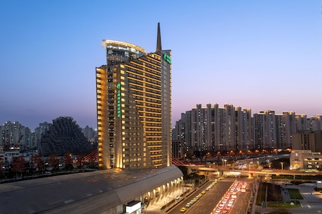 Bahagian luar. Holiday Inn Shanghai Jing'an by IHG