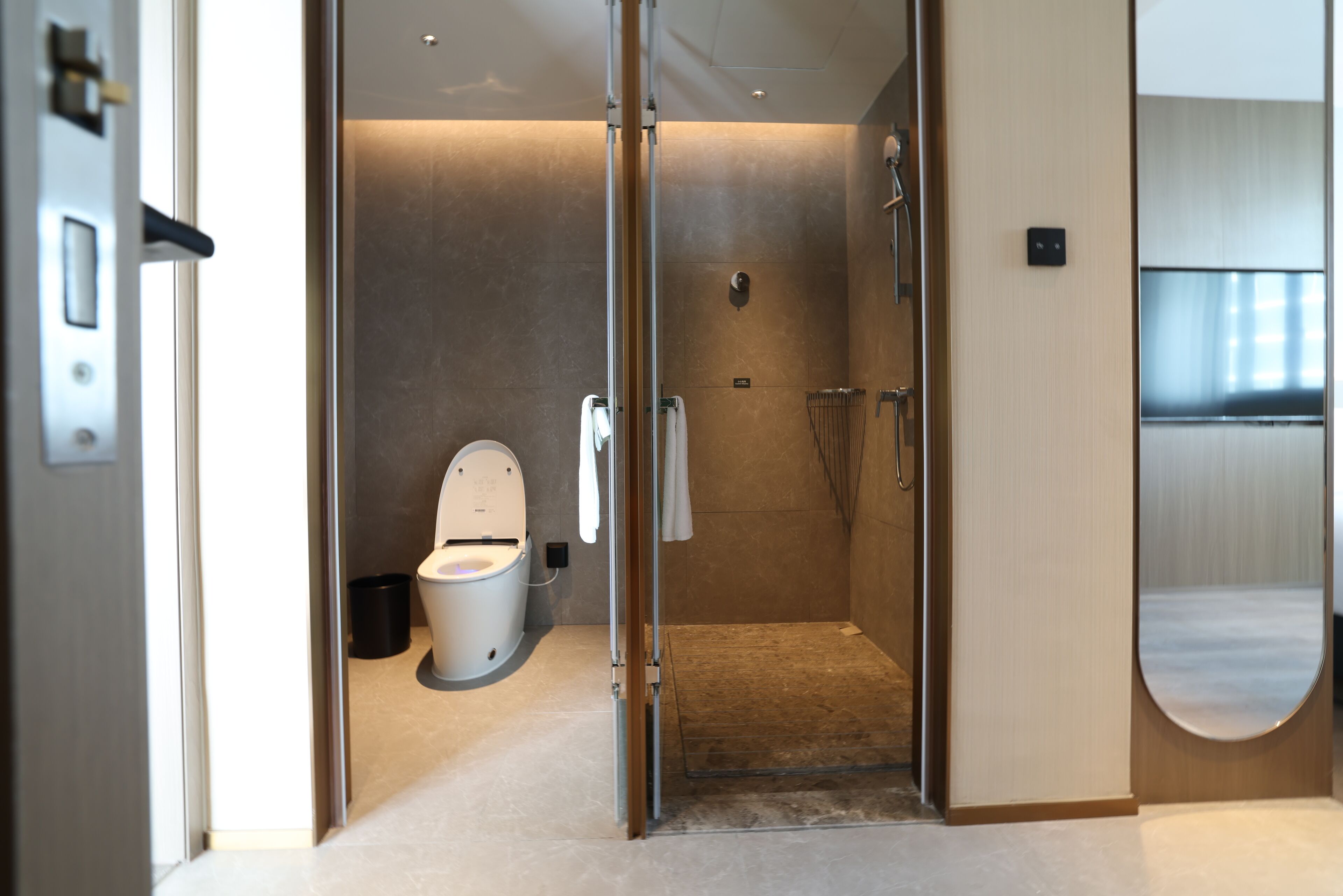 Suite, 1 chambre | Salle de bain | Douche, sèche-cheveux, peignoirs, chaussons