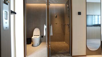 Suite, 1 chambre | Salle de bain | Douche, sèche-cheveux, peignoirs, chaussons