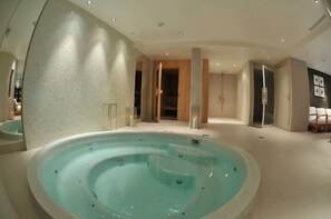 Indoor spa tub