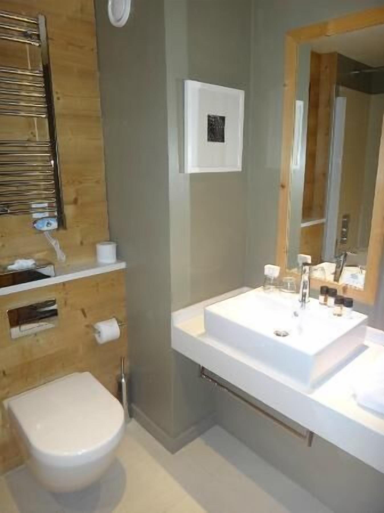 superior double or twin room | bathroom | rainfall showerhead, free toiletries, hair dryer, bathrobes