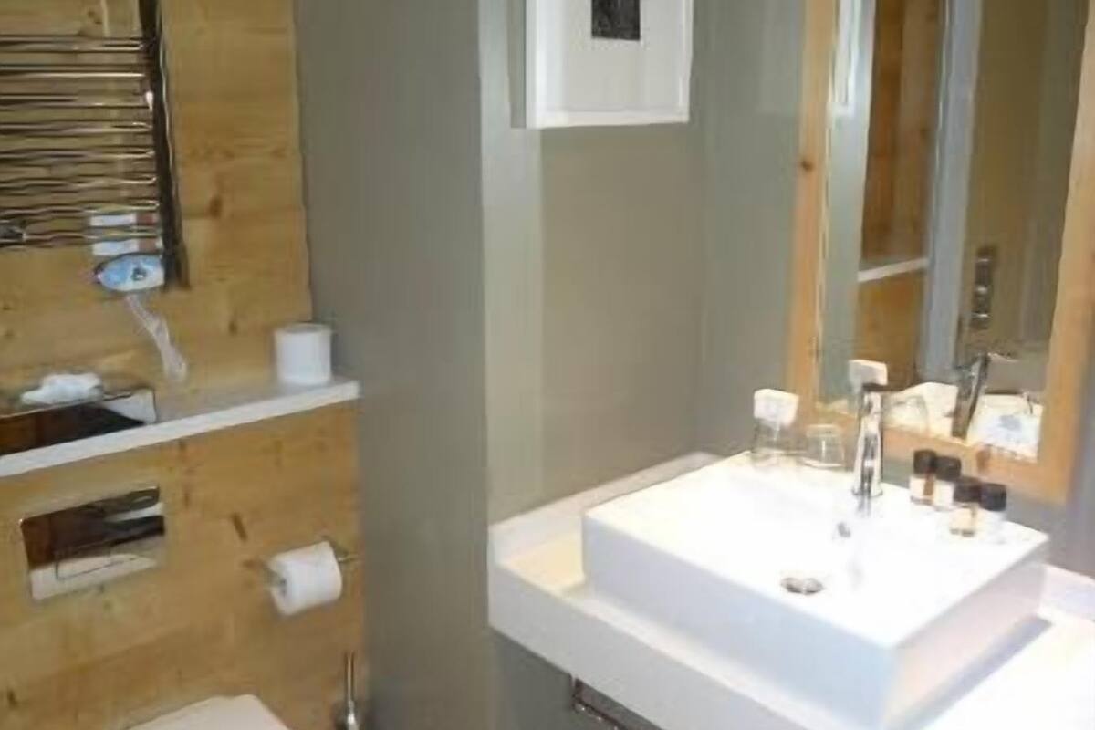 superior double or twin room | bathroom | rainfall showerhead, free toiletries, hair dryer, bathrobes
