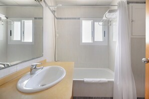 Tina con regadera y toallas 