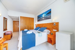 Habitación con 2 camas individuales, vista al mar | Wifi gratis 