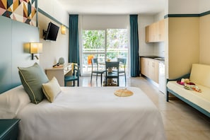 In-room safe, desk, free WiFi