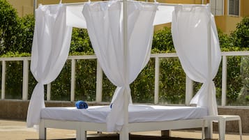 Außenpool, Sonnenschirme, Liegestühle