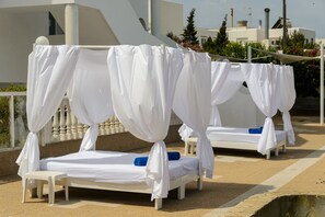 Piscine extérieure, parasols de plage, chaises longues