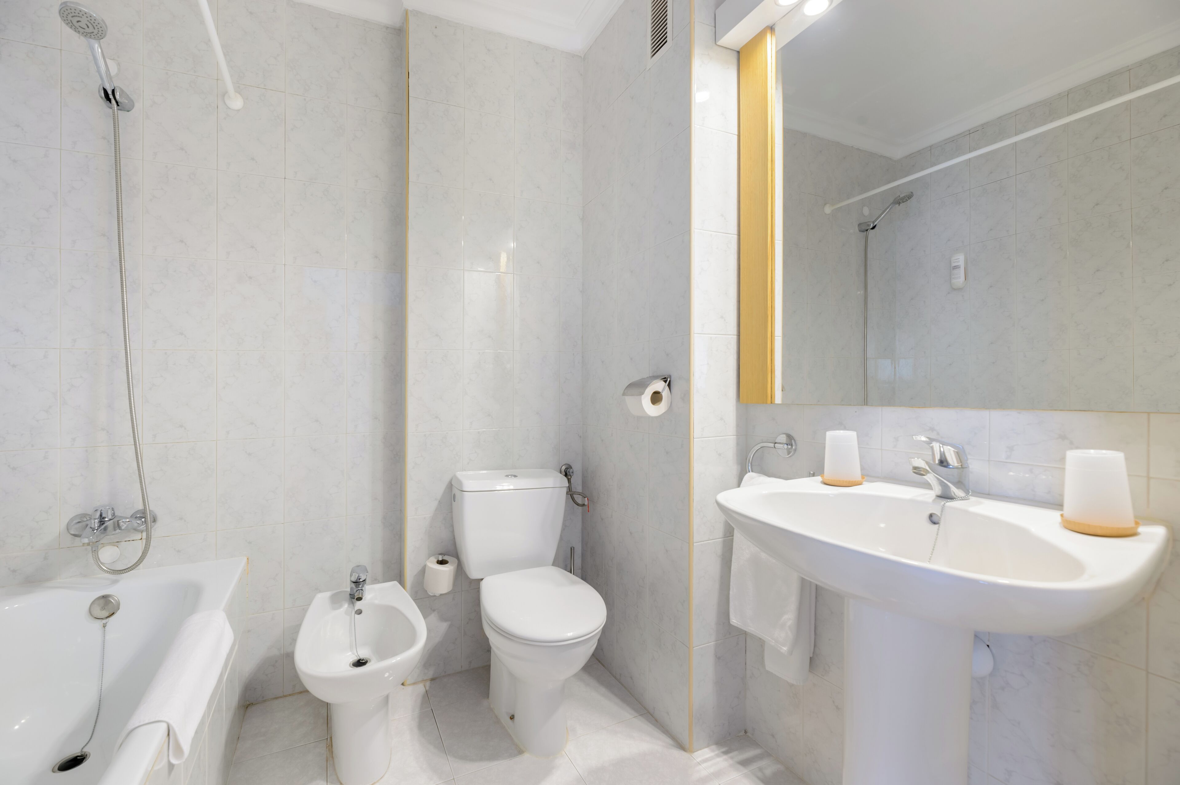 combined shower/bathtub, hair dryer, towels