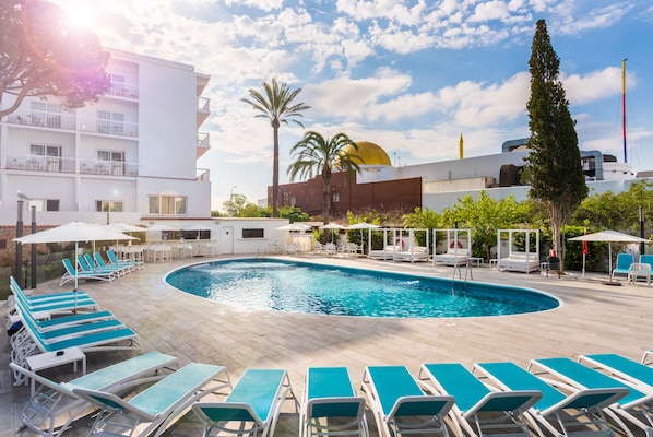 Outdoor pool, pool loungers