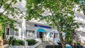 A hotel entrance with a sign reading "Vibra Marco Polo hotel" and a staircase leading up to the entrance. - Hotel Vibra Marco Polo I - Adults Only (Sant Antoni de Portmany)