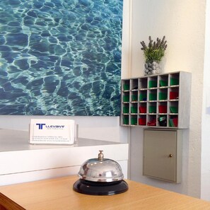 Coffres-forts dans les chambres, bureau, fer et planche à repasser