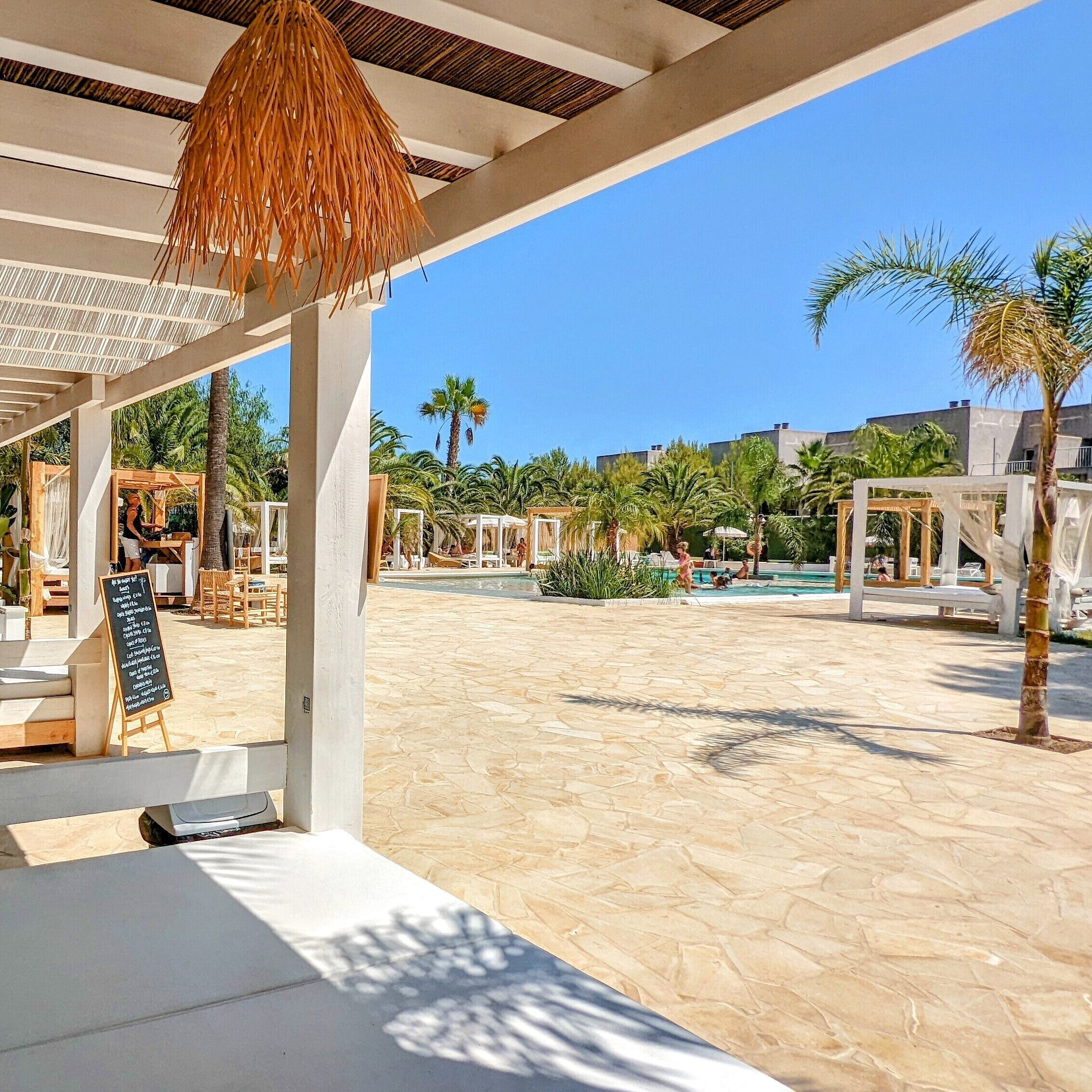 Een seizoensgebonden buitenzwembad, gratis zwembadcabana's