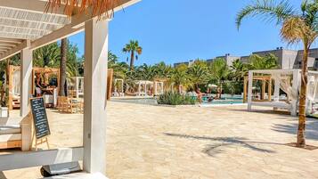 Een seizoensgebonden buitenzwembad, gratis zwembadcabana's