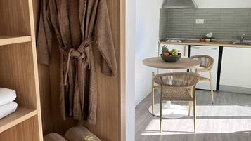 In-room safe, soundproofing, free WiFi, bed sheets