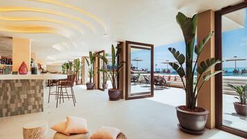 Breakfast and lunch served, beach views