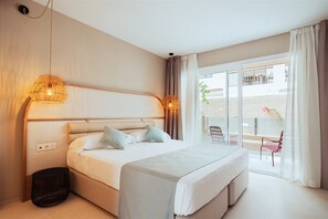 Studio, balkon | Een kluis op de kamer, een bureau, een laptopwerkplek