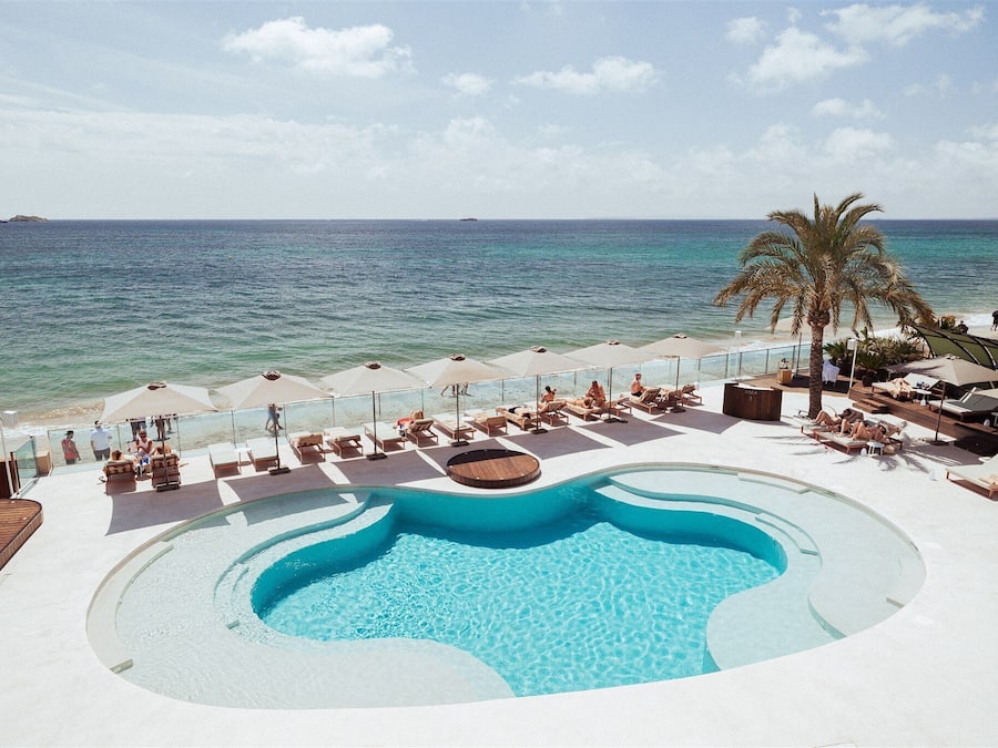 Piscina externa, guarda-sóis, espreguiçadeiras