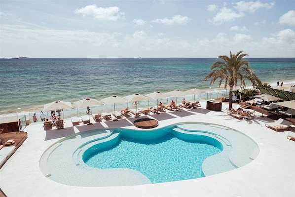 Outdoor pool, pool umbrellas, sun loungers