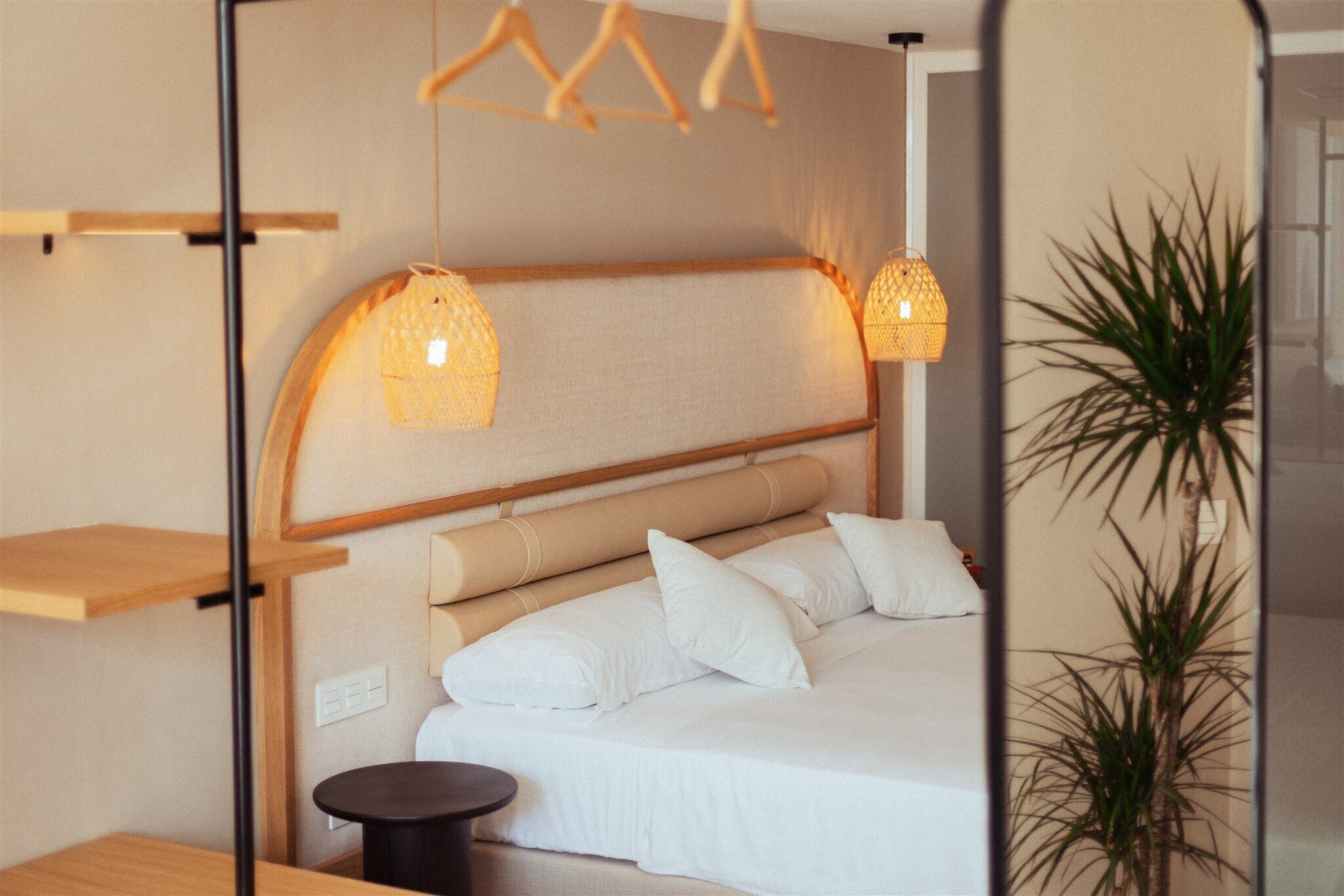 Deluxe studio suite, terras | Een kluis op de kamer, een bureau, een laptopwerkplek