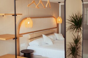 Suite Studio Deluxe, terrasse | Coffres-forts dans les chambres, bureau