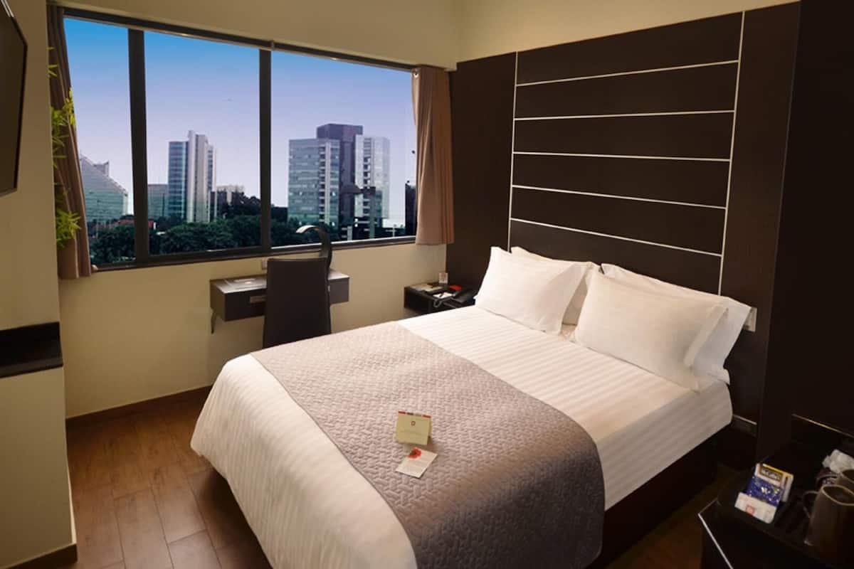 Bộ đồ giường cao cấp, chăn bông, minibar, két bảo mật tại phòng