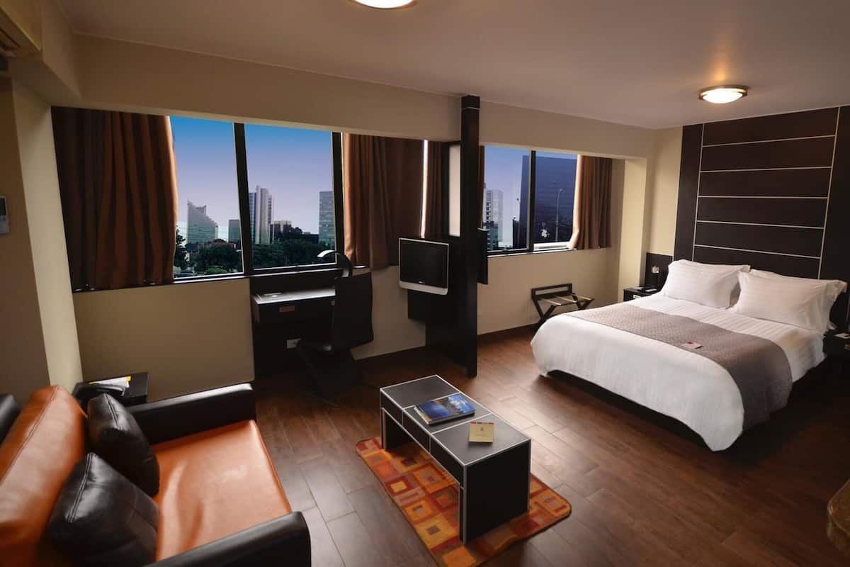 Bộ đồ giường cao cấp, chăn bông, minibar, két bảo mật tại phòng